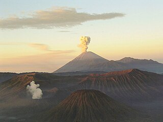 upload.wikimedia.org_wikipedia_commons_thumb_5_5f_mahameru-volcano.jpeg_320px-mahameru-volcano.jpeg